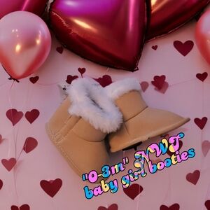 "0-3m" NWT baby girl booties 👶💫